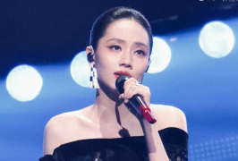 刘惜君评论区沦陷！湾区晚会抢C位打乱众人走位，被吐槽是螃蟹姐