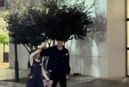 董璇再婚后与前夫首合体！高云翔陪小酒窝买文具，表情意味深长